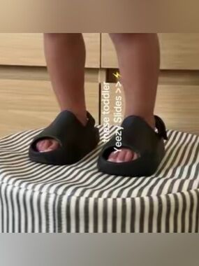 Adidas Yeezy Slide/Sandals Infant/Toddler Size 6K Dark Onyx (Black/Gray)